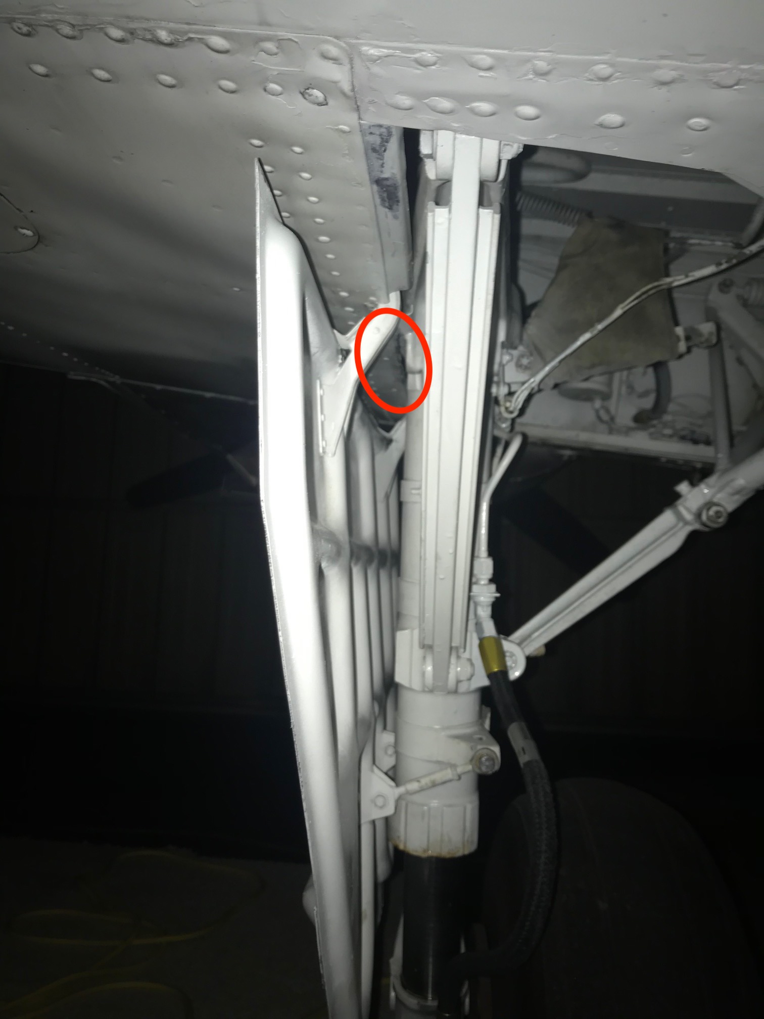 Left main gear door binding when closed